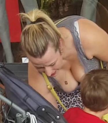 19P hot mom with very hot tits show a big cleavage in public