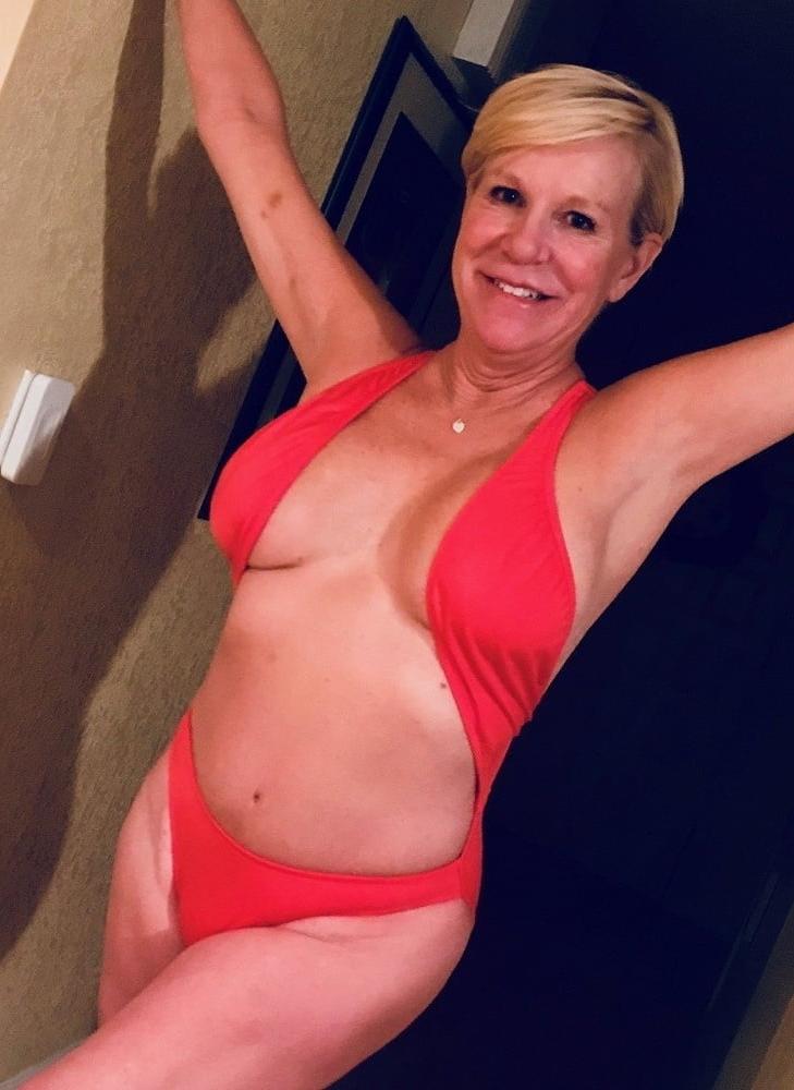 25P sexy grandma in bikini