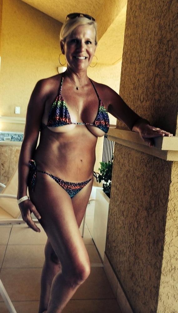25P sexy grandma in bikini
