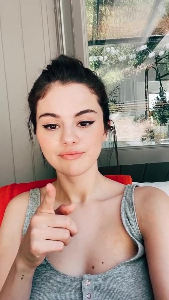 10P SELENA GOMEZ NEW FUCKING HOT CLEAVAGE !!!!!!