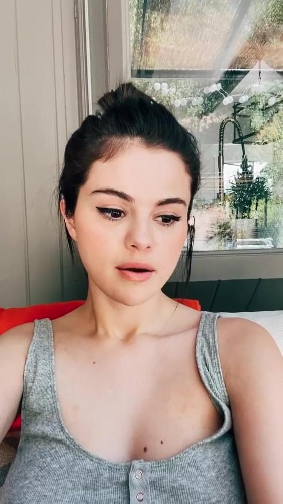 10P SELENA GOMEZ NEW FUCKING HOT CLEAVAGE !!!!!!