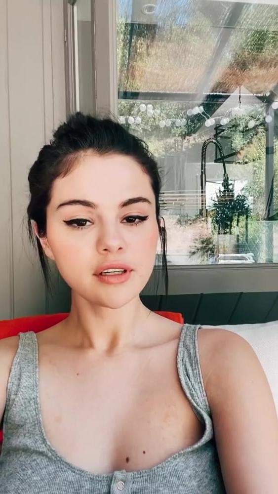 10P SELENA GOMEZ NEW FUCKING HOT CLEAVAGE !!!!!!