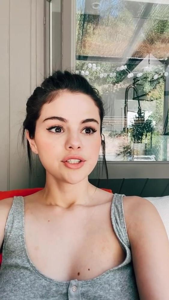 10P SELENA GOMEZ NEW FUCKING HOT CLEAVAGE !!!!!!