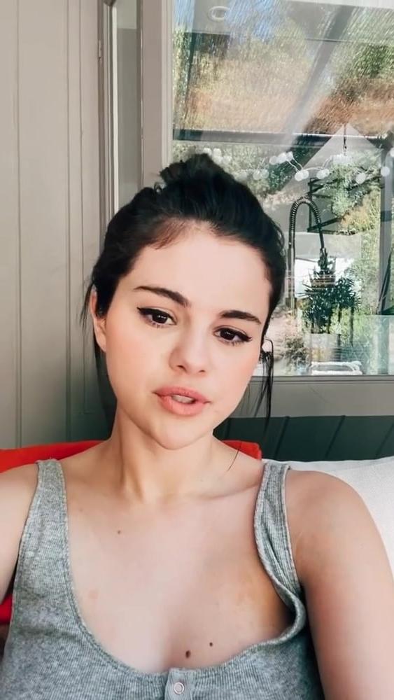 10P SELENA GOMEZ NEW FUCKING HOT CLEAVAGE !!!!!!