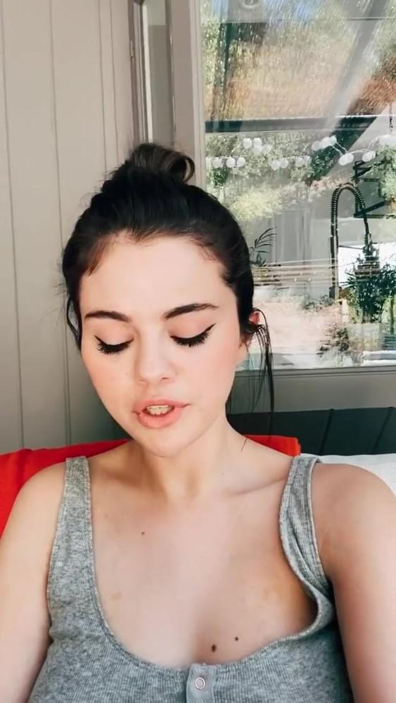 10P SELENA GOMEZ NEW FUCKING HOT CLEAVAGE !!!!!!