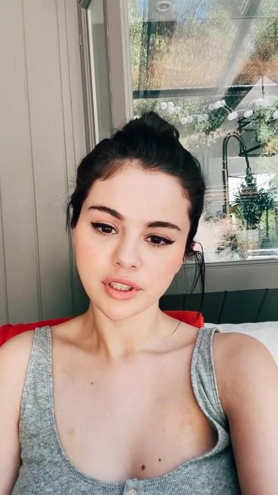 10P SELENA GOMEZ NEW FUCKING HOT CLEAVAGE !!!!!!