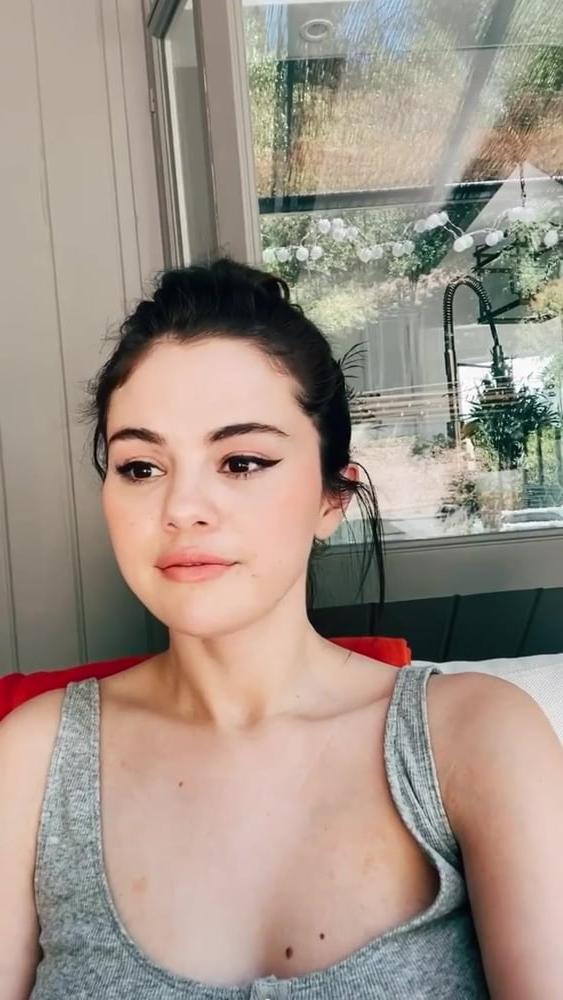 10P SELENA GOMEZ NEW FUCKING HOT CLEAVAGE !!!!!!