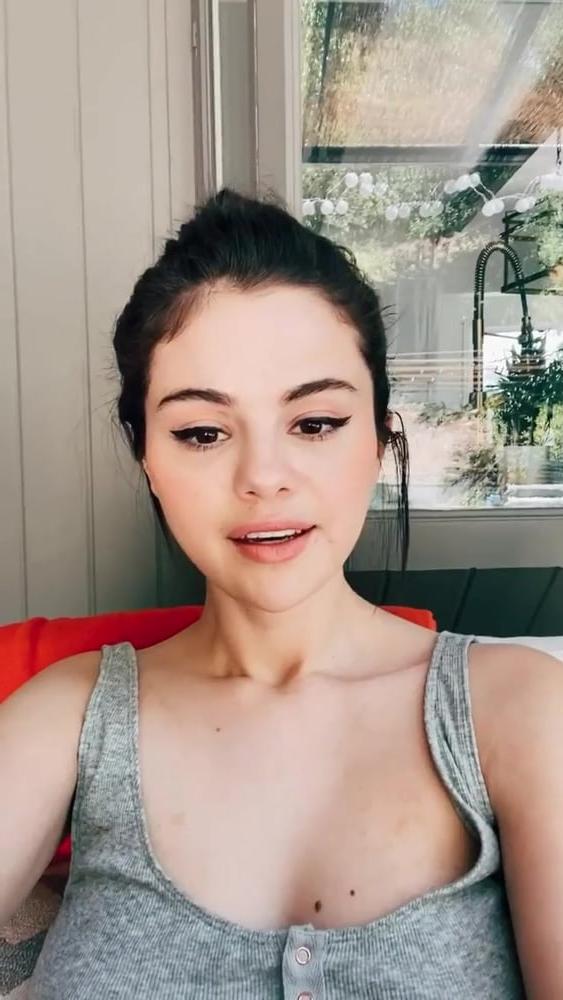 10P SELENA GOMEZ NEW FUCKING HOT CLEAVAGE !!!!!!