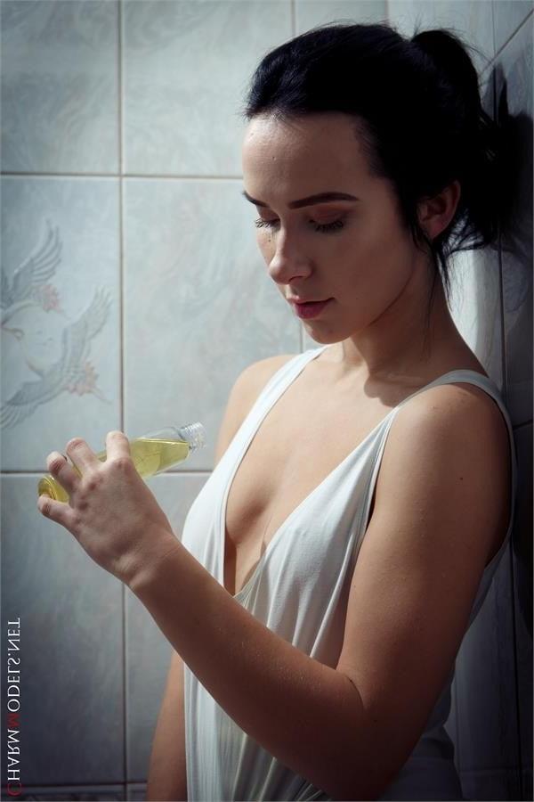 16P Natasha lot of oil in shower