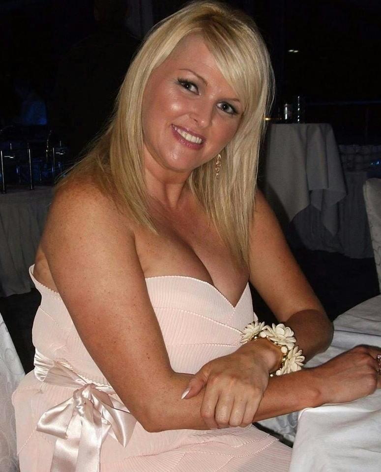 19P Mature ladies braless cleavage pokies 191