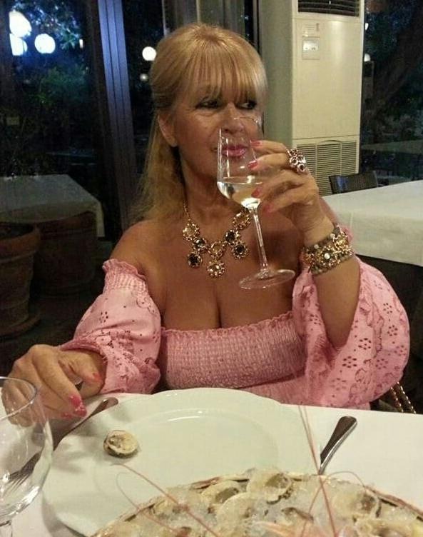 19P Mature ladies braless cleavage pokies 191