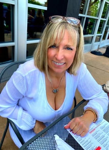 19P Mature ladies braless cleavage pokies 191