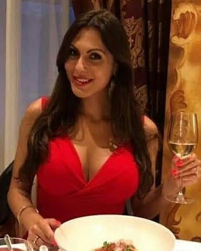 19P Mature ladies braless cleavage pokies 191