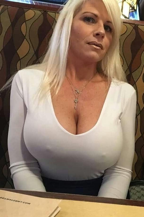 19P Mature ladies braless cleavage pokies 191