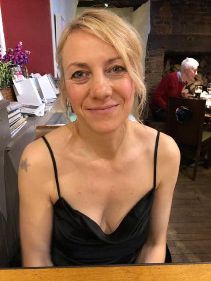 19P Mature ladies braless cleavage pokies 191