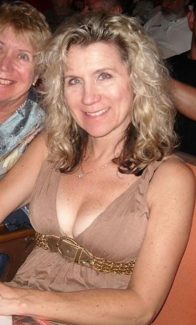 19P Mature ladies braless cleavage pokies 191