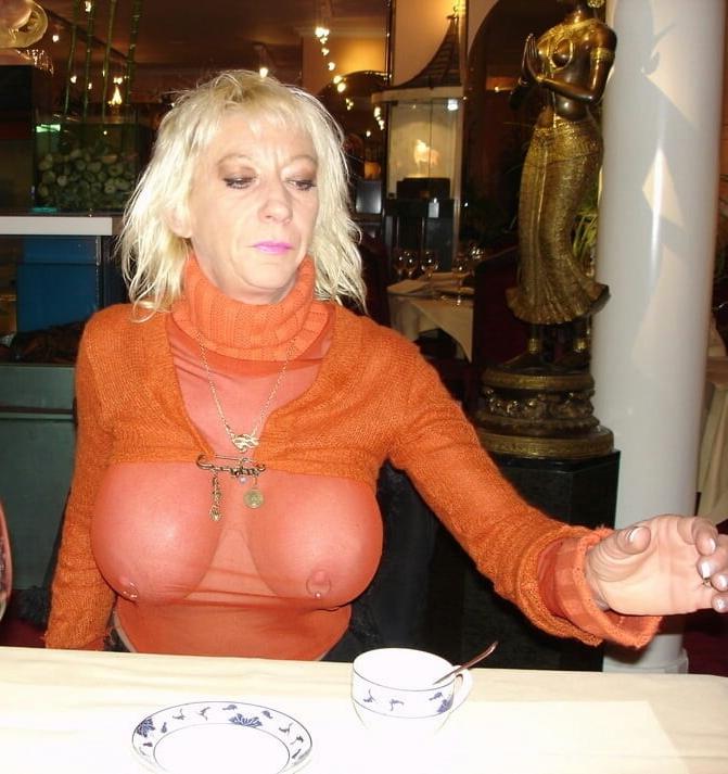 19P Mature ladies braless cleavage pokies 191