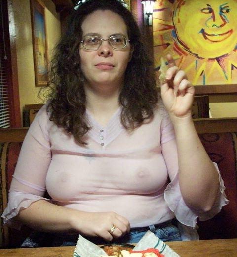19P Mature ladies braless cleavage pokies 191