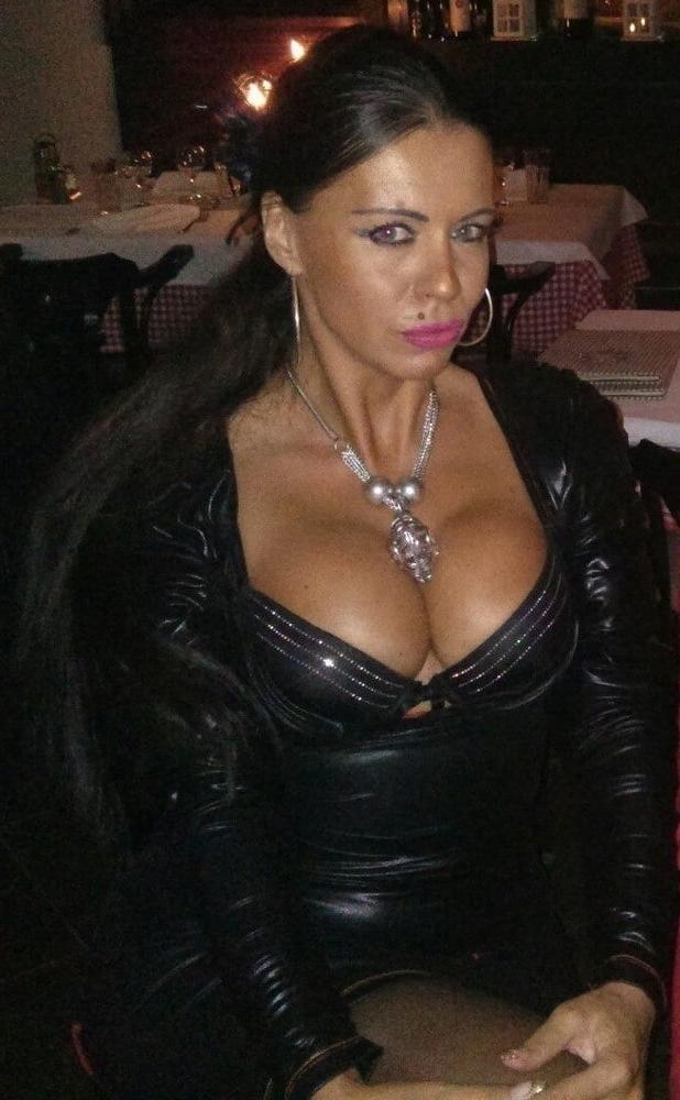 19P Mature ladies braless cleavage pokies 191