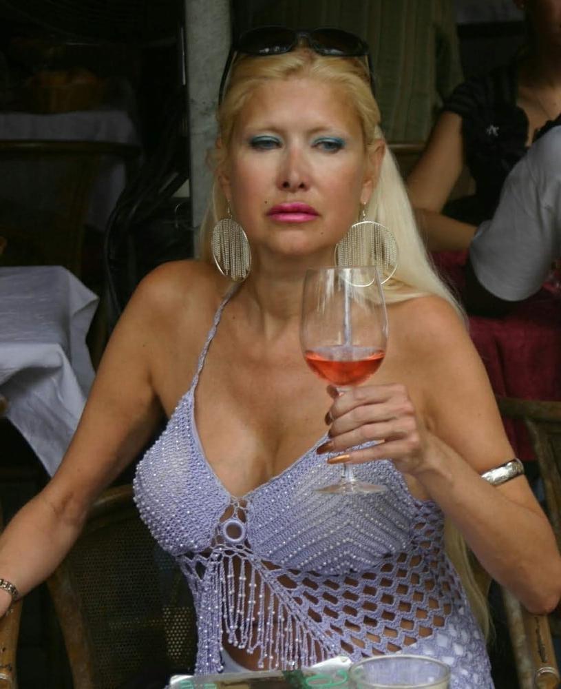 19P Mature ladies braless cleavage pokies 191