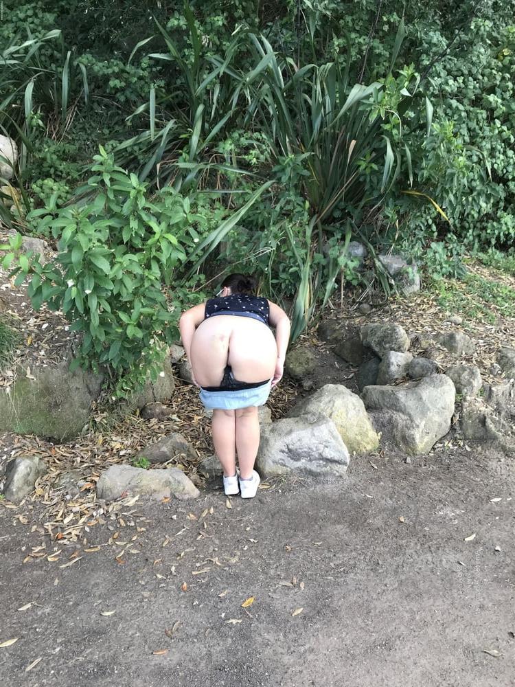 16P 808 - amateur wives - panties pulled down - Slip ist unten