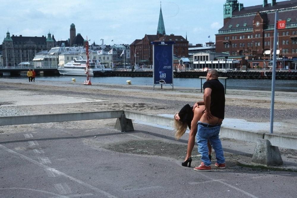 25P Showing the goods in public view