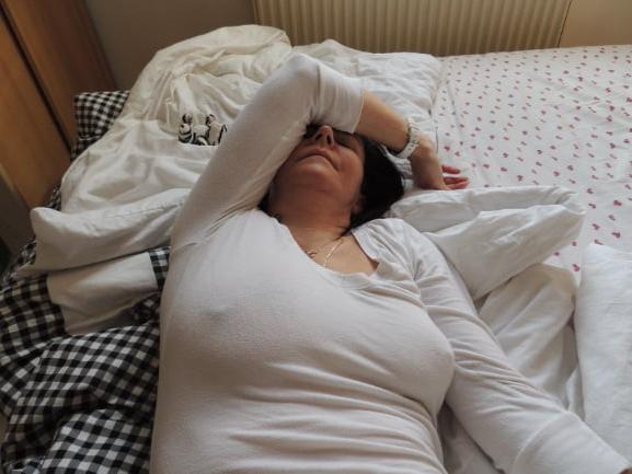 20P Mature ladies braless cleavage pokies 190
