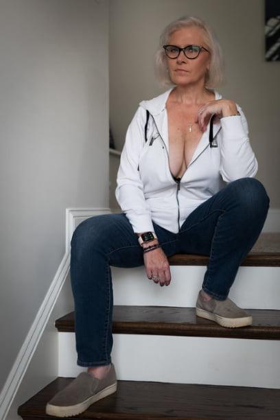 20P Mature ladies braless cleavage pokies 190