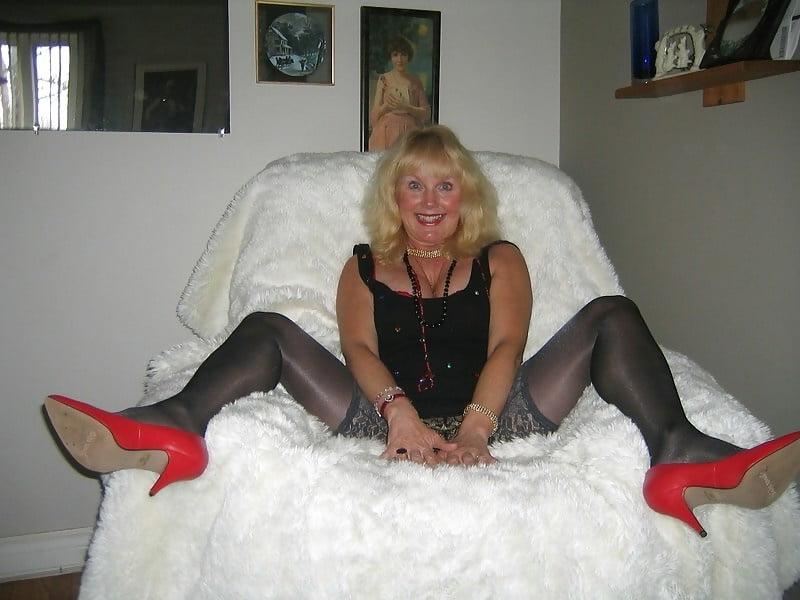20P Gorgeous blonde granny in sexy red heels