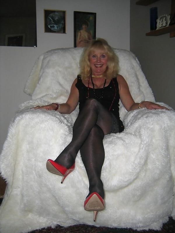 20P Gorgeous blonde granny in sexy red heels