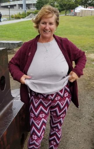19P Mature ladies braless cleavage pokies 189