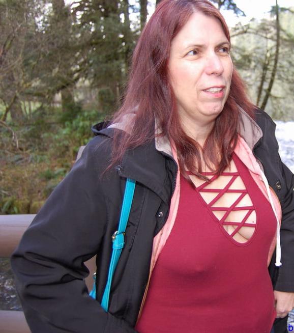 19P Mature ladies braless cleavage pokies 189