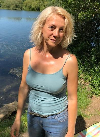 19P Mature ladies braless cleavage pokies 189