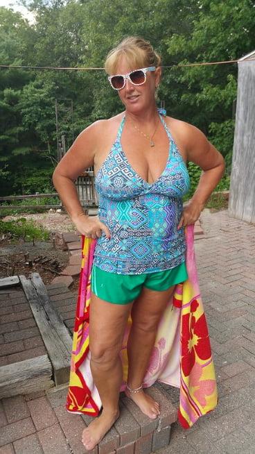 19P Mature ladies braless cleavage pokies 189