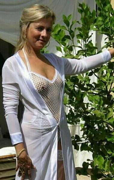 19P Mature ladies braless cleavage pokies 189