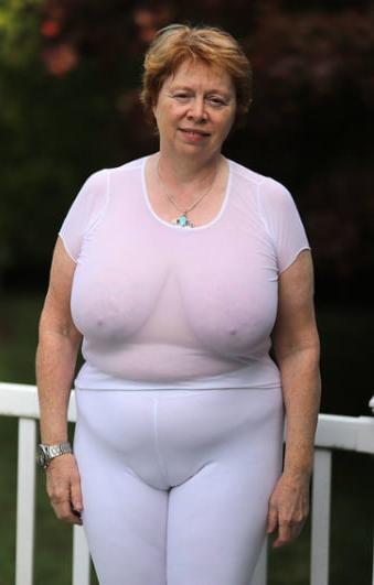 19P Mature ladies braless cleavage pokies 189