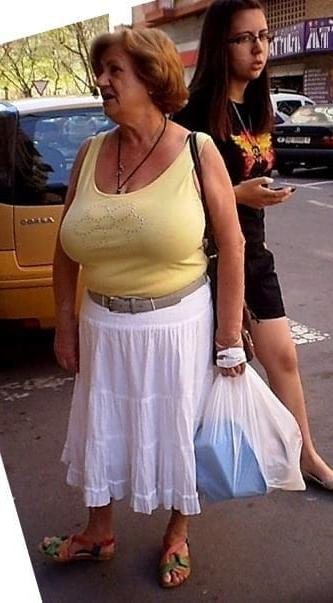 19P Mature ladies braless cleavage pokies 189
