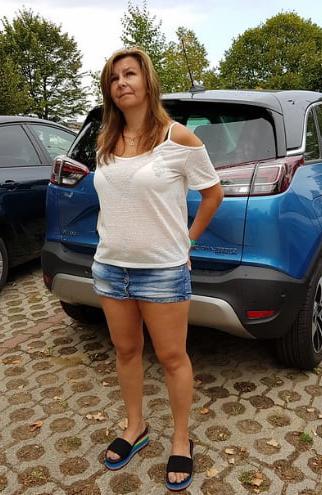 19P Mature ladies braless cleavage pokies 189