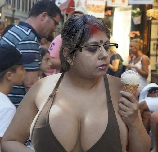 19P Mature ladies braless cleavage pokies 189