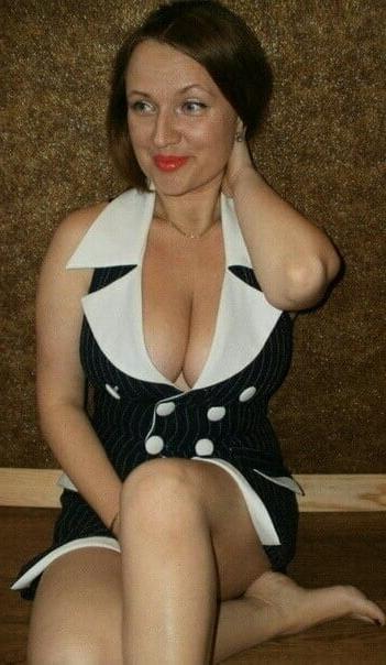 19P Mature ladies braless cleavage pokies 185
