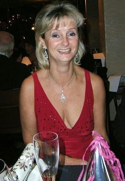 19P Mature ladies braless cleavage pokies 185