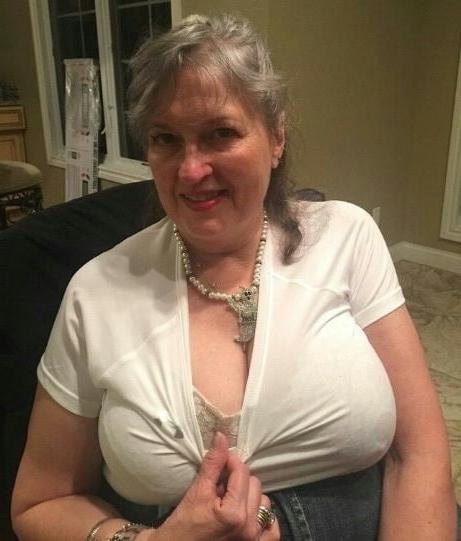 19P Mature ladies braless cleavage pokies 185