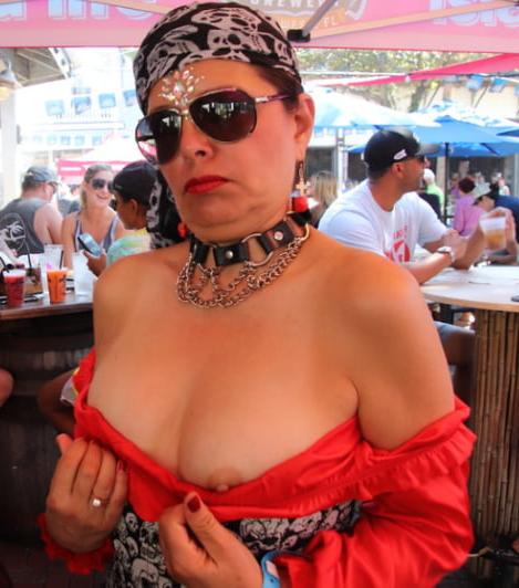 19P Mature ladies braless cleavage pokies 186