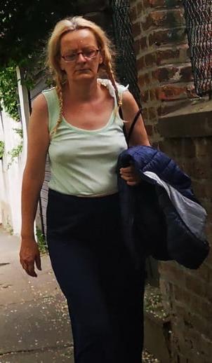 19P Mature ladies braless cleavage pokies 186