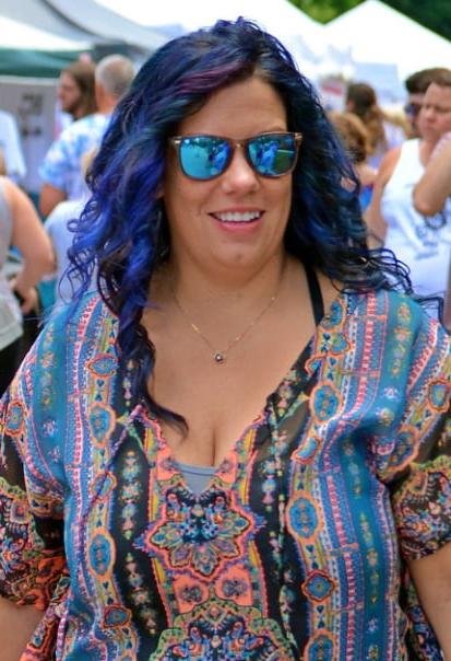 19P Mature ladies braless cleavage pokies 186