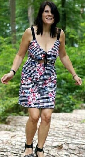 19P Mature ladies braless cleavage pokies 186