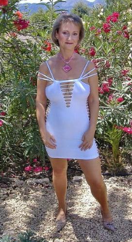19P Mature ladies braless cleavage pokies 186