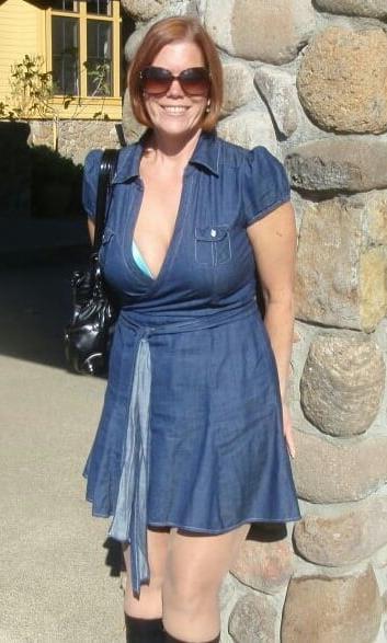 19P Mature ladies braless cleavage pokies 186