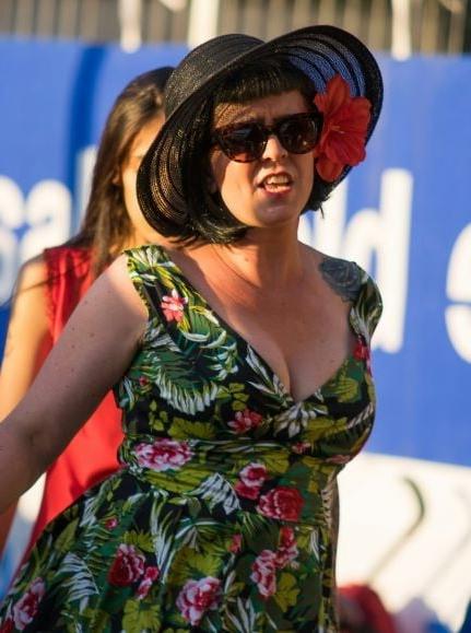 19P Mature ladies braless cleavage pokies 186