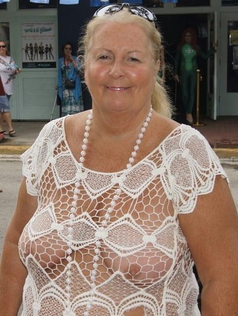 19P Mature ladies braless cleavage pokies 186